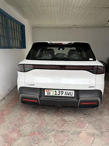 Электрический кроссовер белого цвета с современным дизайном — 4