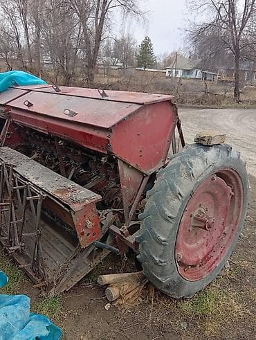 Трактор с навесным оборудованием для сельхозработ Комплектация: -