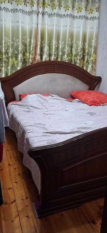 Спальные гарнитуры: Спальный гарнитур в классическом стиле, цвет — тёмный орех с резными — 8