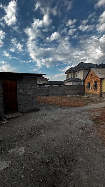 Продается участок 5 сотых в ж/м Арча бешик с времянкой, со всех