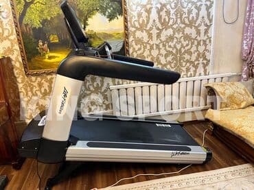 тренажерный оборудование: Беговая дорожка Life Fitness с электронным управлением. Оснащена — 1