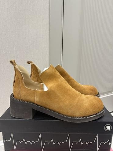 оптом тапочки: Замшевые ботинки-лоферы цвета карамель/коньяк. - Материал — 2