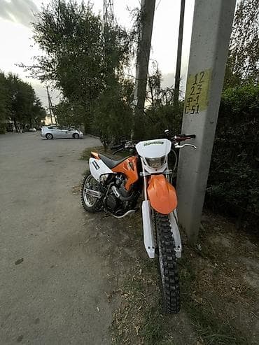 питбайк 140: Эндуро/кроссовый мотоцикл оранжево‑белого цвета - Тип: внедорожный — 3