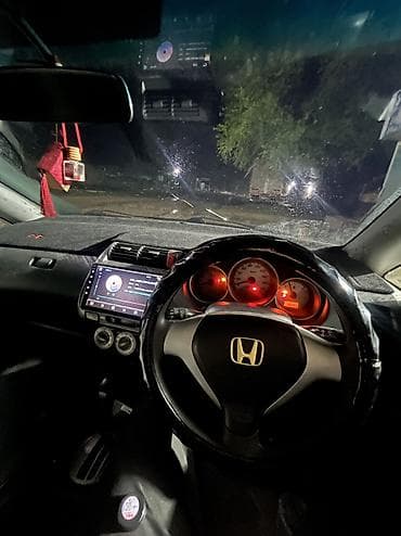 Honda Fit: 2005 г., 1.3 л, Автомат, Бензин, Хэтчбэк — 8
