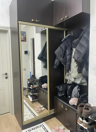 тумбочка зеркало: Прихожая-гардероб с зеркальным шкафом-купе и модулем для хранения — 2