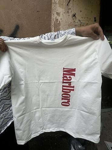 Белая футболка с вертикальным принтом «Marlboro» на груди (красная