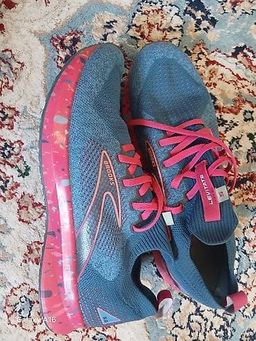Личные вещи: Кроссовки (2 пары): 1) Adidas, черные, повседневные - Материал верха — 2