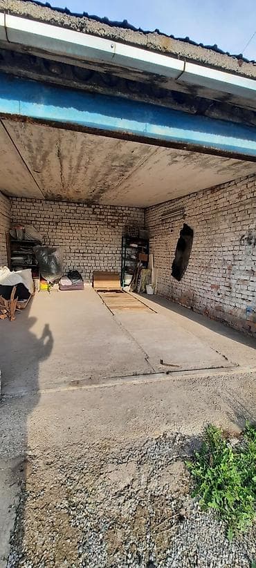 дешово продам: Гараж (бокс) из кирпича с распашными металлическими воротами. есть — 2