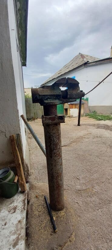 купить набор инструментов в бишкеке: Тиски советские кузнечные СТАЛЬНЫЕ на трубе!!!! Максимальное — 3