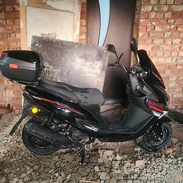 2 2 сди: Скутер городского класса, черный, с красными акцентами. Комфортная — 1