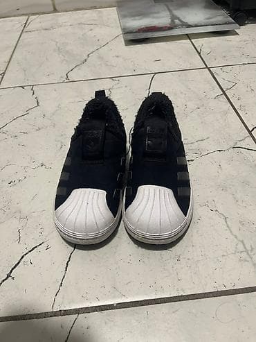 Жаш кыздардын көйнөктөрү: Детские зимние слип‑кроссовки adidas Superstar (модель BY9949) - — 1