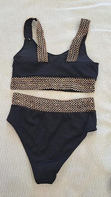 купальник с шортами: Раздельный женский купальник черного цвета с декоративными золотистыми — 2