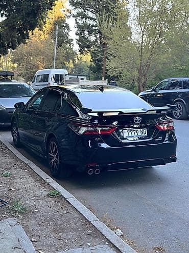 Toyota Camry: 2021 г., 2.5 л, Автомат, Гибрид, Седан — 2