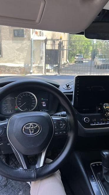 prius v: Toyota Corolla: 2020 г., 1.8 л, Автомат, Гибрид, Седан — 1