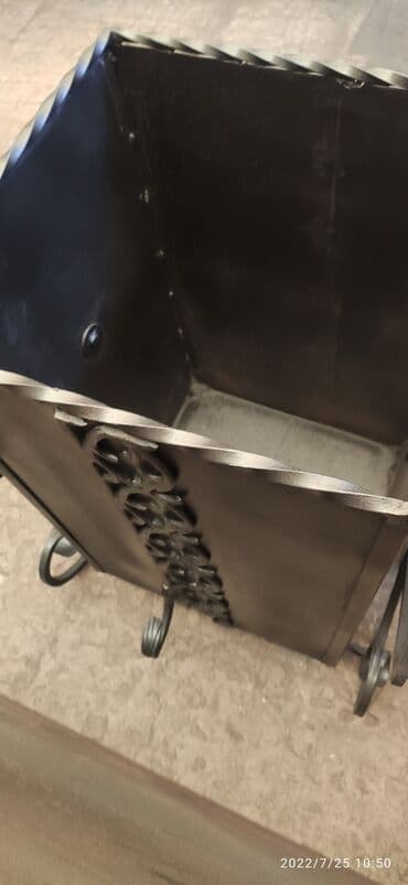 урна для мусора металлическая: Металлическая мусорка с элементами ковки очень удобная и вместительная — 1