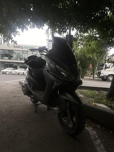 скутер м макси: Макси-скутер Yamaha, 250 куб. см, Бензин — 3
