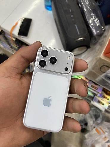 Компактный кнопочно-сенсорный смартфон с дизайном в стиле iPhone mini