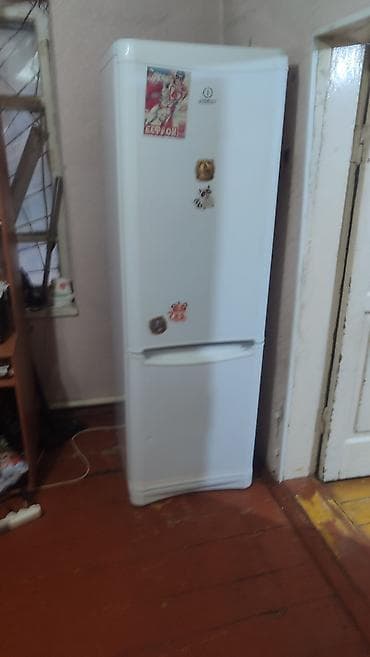 Холодильник Indesit с нижней морозильной камерой - Двухкамерный — 3