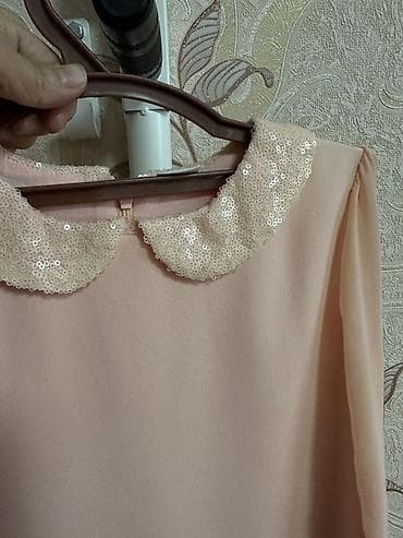 вечерние платья короткие пышные: Платье нежно‑персикового цвета с декором пайетками. - Силуэт: прямое — 3