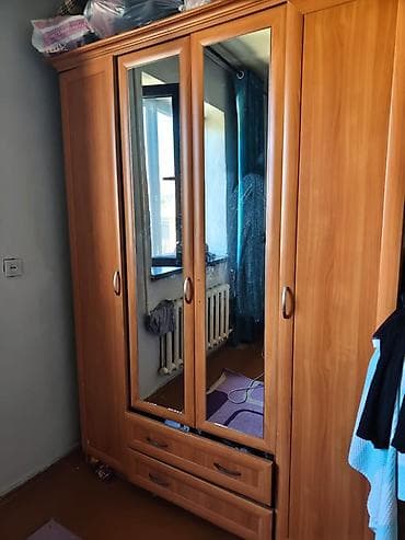 Спальные гарнитуры: Спальный гарнитур в стиле «бук/вишня» (ЛДСП) Состав: - Трёхстворчатый — 2