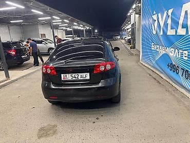 roewe ei5: Черный седан/лифтбек компакт‑класса, 4 двери. Киргизские номера O8 KG — 4