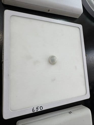 Квадратный светодиодный светильник белого цвета с датчиком движения