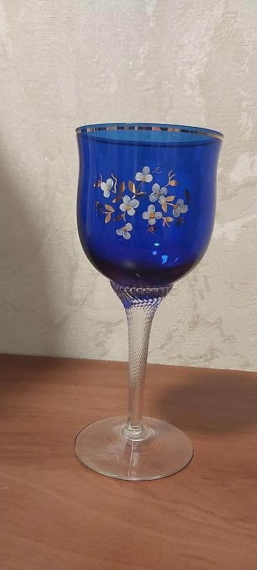 для чая: 1).Фарфоровый чайно-кофейный сервиз с золотым декором. Производство — 7