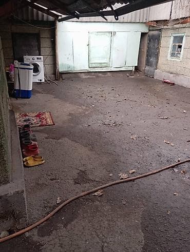 бетоный забор: Дом из шлакоблока с односкатной крышей из волнистых листов. Стены — 9