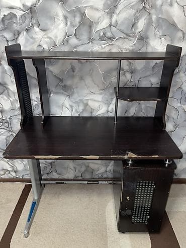 сейф для денег: Компьютерный стол, С полками — 1