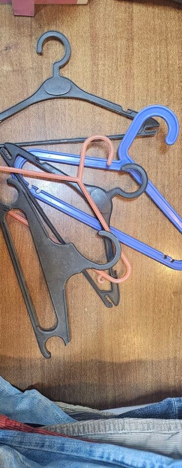 Вешалки, плечики много!! цена 5 сом больше 100 шт район военторга