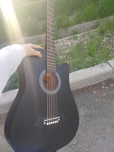 Акустическая гитара 6-струнная, форма дредноут с вырезом (cutaway)