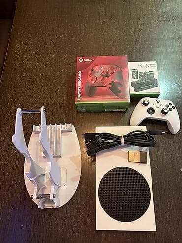 Продаю X-Box Series S. Комплект как на фото. Два геймпада. Красный