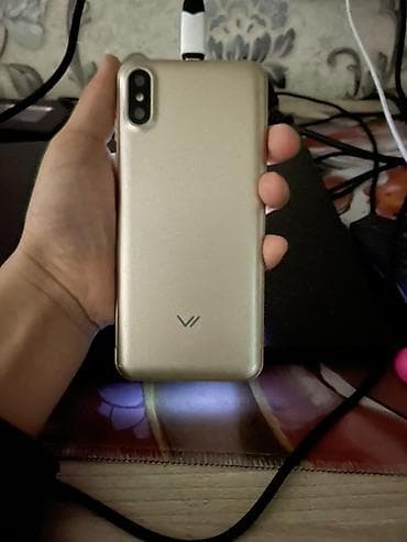 Смартфон на Android с двойной основной камерой и компактным корпусом