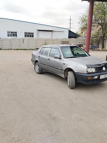 химичиска авто: Volkswagen Vento: 1992 г., 1.8 л, Ручные, Бензин, Седан — 1