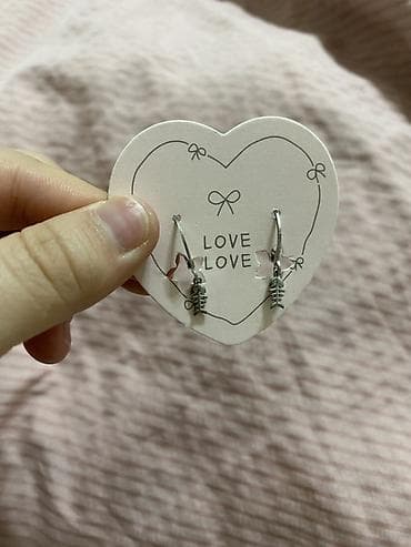 - Пара 1: мини-кольца с подвесками в виде рыбьих скелетиков. Легкие