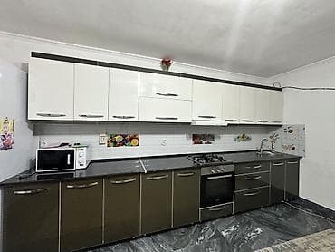 dinner table: Кухонный гарнитур с техникой - Верхние шкафы: светлые, глянцевые — 1