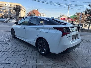 тесла машына: Toyota Prius: 2019 г., 1.8 л, Вариатор, Гибрид, Хэтчбэк — 3