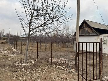 продаю или меняю с доплатой мне: Ысыккол Чон-Сары-Ой айылынан уй сатылат. 2 болмолуу, уй эски бирок — 1