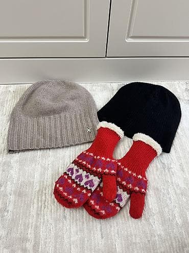 Две шапки и варежки