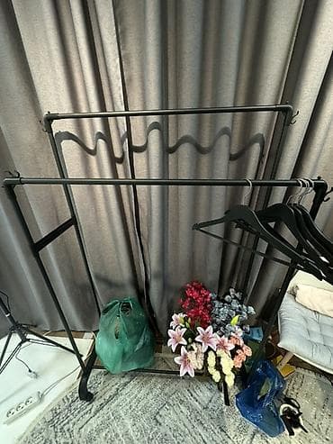 Портативная напольная стойка-вешалка для одежды на колёсах. - Два