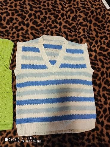 Игрушки: Жилетки на 6-7 лет теплые, вязаные. Цена за все 600 сом две на — 4