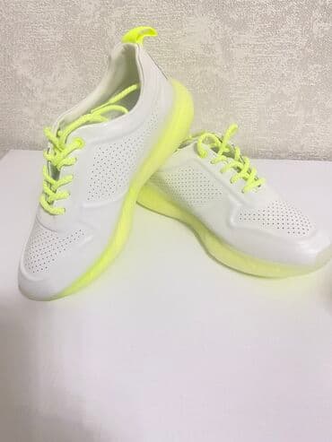 искры для обуви: Кроссовки с перфорацией, белые с неоново‑желтыми акцентами. - Верх — 1