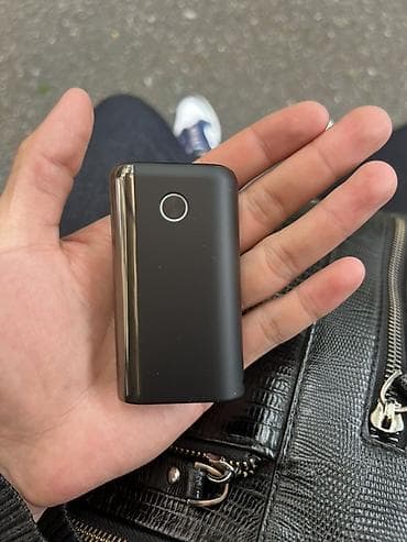 Компактный USB‑сетевой адаптер (настенное зарядное устройство) черного