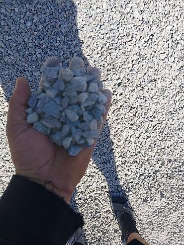 Щебень фракции примерно 5–20 мм (серый камень). - Материал