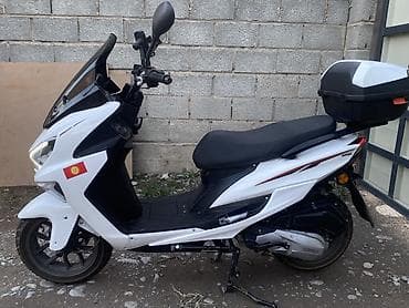 Скутеры: Скутер белого цвета с высоким тонированным ветровым стеклом и — 3