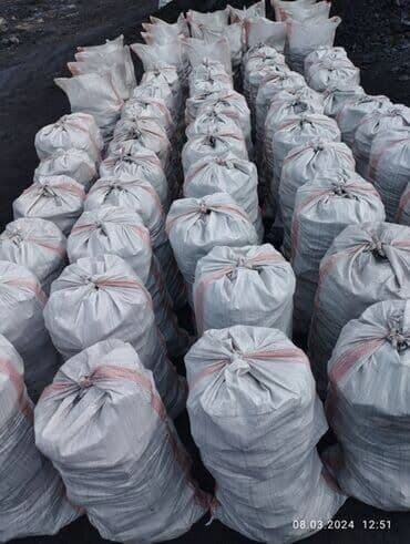 уголь орешек в мешках: Уголь Кара-Кече, Бесплатная доставка, Платная доставка, В розницу, Фракция: Орех (О), В мешках — 4