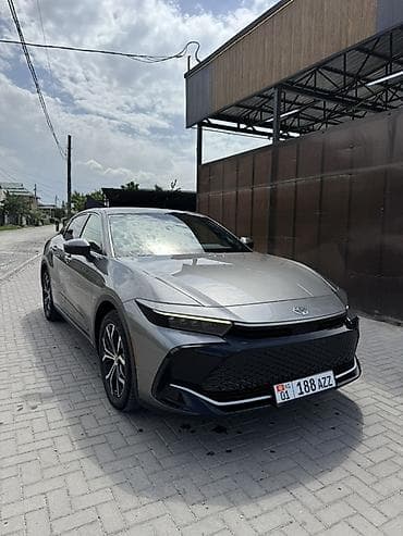 2 8: Toyota Crown: 2023 г., 2.5 л, Вариатор, Гибрид, Лифтбек — 2