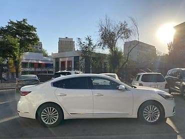 b class: Kia K7: 2017 г., Седан — 3