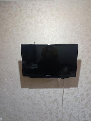 Телевизор на стенном креплении, диагональ около 44х73. Компактная