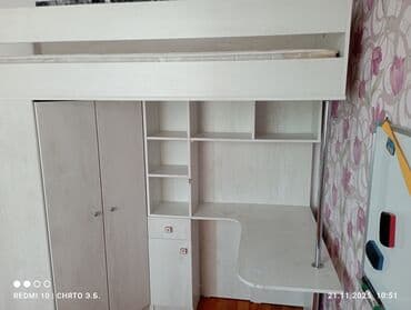 офисные мебели: Многофункциональная кровать-чердак светлого оттенка, оснащенная всем — 3